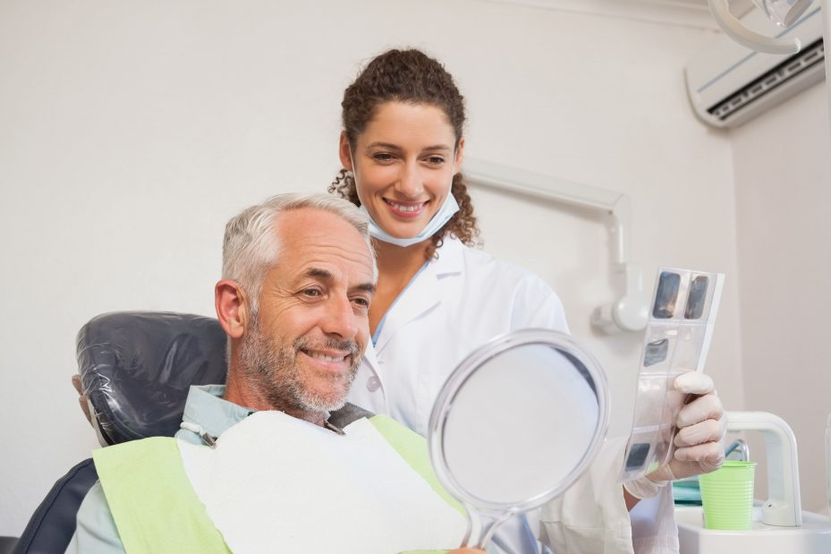 Dentista atendendo novo paciente, resultado do marketing para consultório odontológico