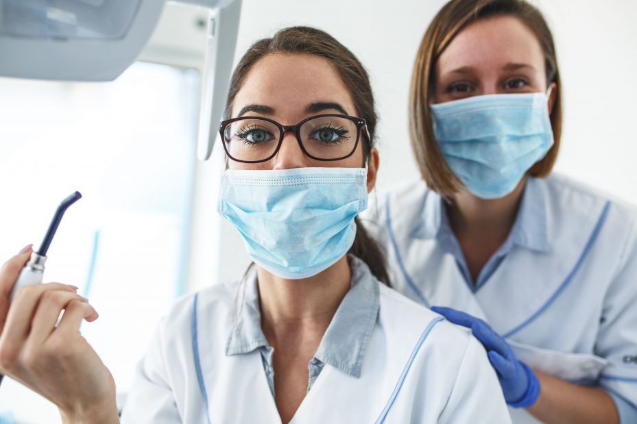 Dentistas segurando materiais odontológicos