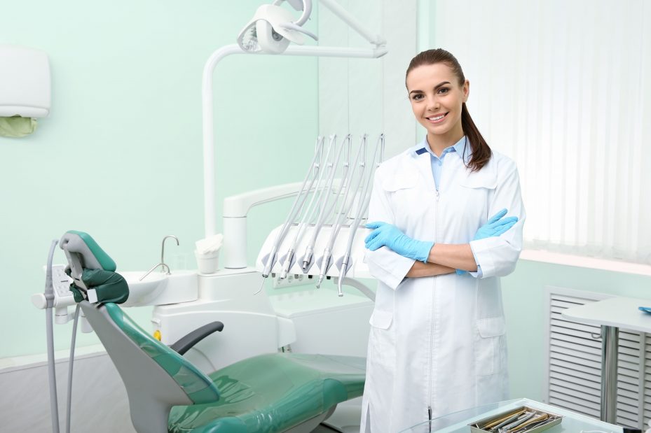 Dentista feliz com seu software para clínicas