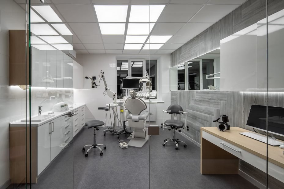 Consultório odontológico técnológico branco e cinza