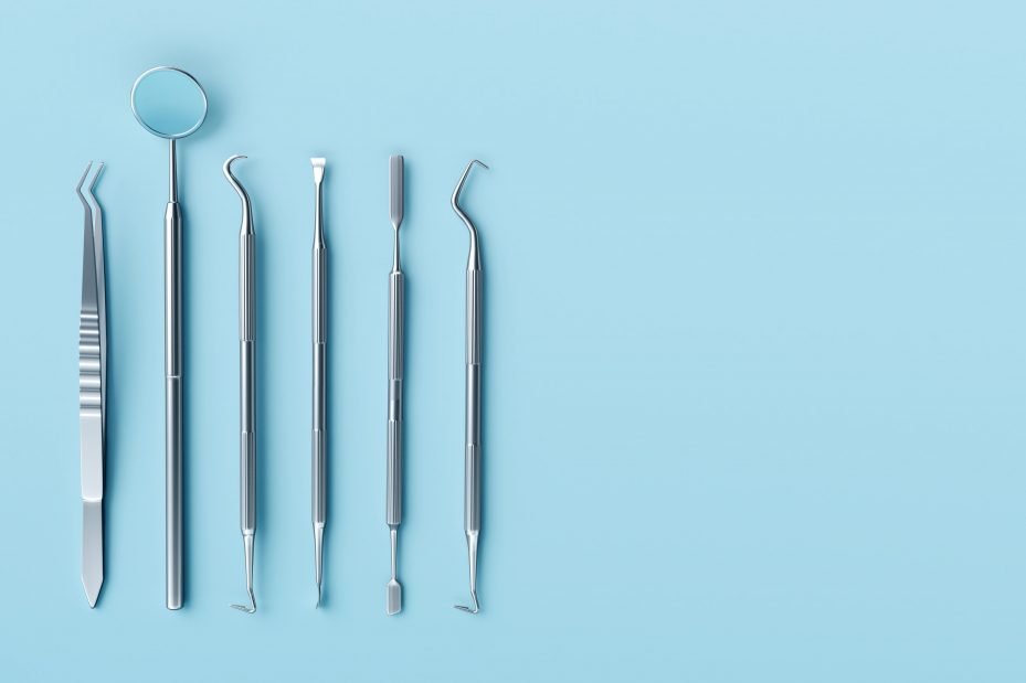 instrumentos cirúrgicos odontológicos sobre a mesa